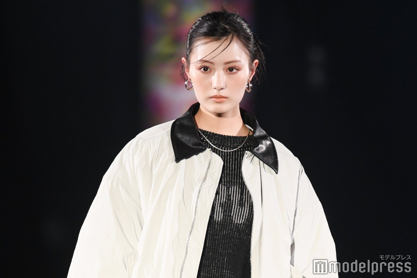 鶴嶋乃愛、ミニスカからスラリ美脚披露 クールな表情で魅了【札幌コレクション 2024 A／W】