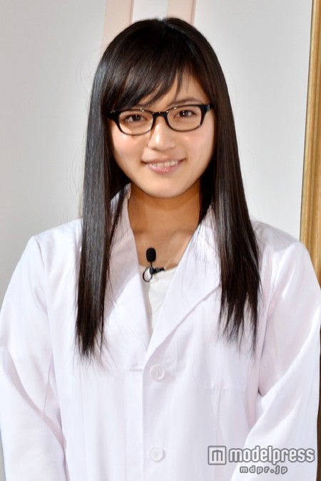 白衣姿を初披露した川口春奈