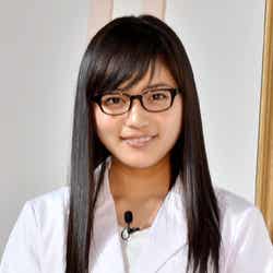 白衣姿を初披露した川口春奈