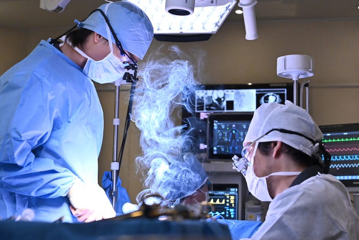 竹内涼真、内野聖陽「ブラックペアン シーズン2」第8話より(C)TBS