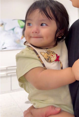 川崎希、抱っこされて"ニヤリ"と微笑む次女・グーちゃん「えくぼが出来るところはアレク似」