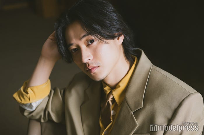 佐野勇斗のポーズを真似する山崎賢人(C)モデルプレス