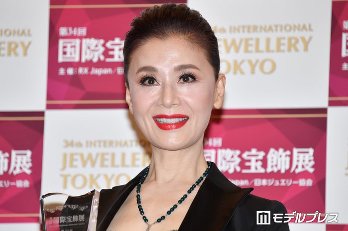 大地真央、宝塚男役時代の貴重なショット公開「イケメンすぎて眩しい」「今も昔も美しい」と反響