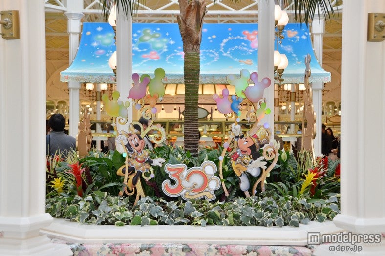 30周年の装飾が華やかに施されている店舗内／「クリスタルパレス・レストラン」
