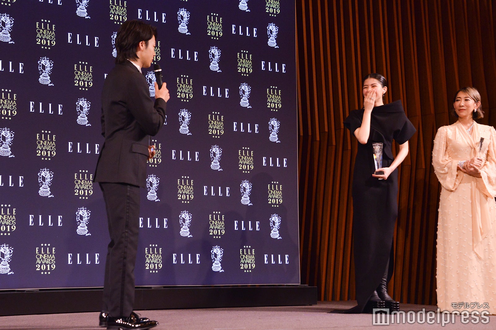 佐久間由衣のスタイルの良さに驚く中村倫也 （C）モデルプレス