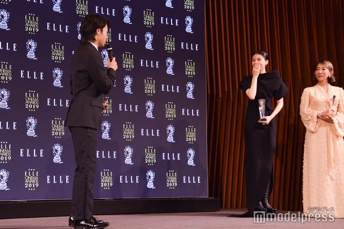 佐久間由衣のスタイルの良さに驚く中村倫也 (C)モデルプレス