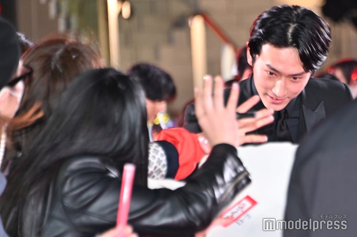 ファンから声援を受けながらレッドカーペットを歩く杉野遥亮(C)モデルプレス