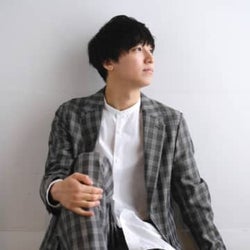 通行人が足を止める歌声 シンガー ソングライター 平岡優也 路上ライブ動画の再生回数が900万回再生を突破 モデルプレス