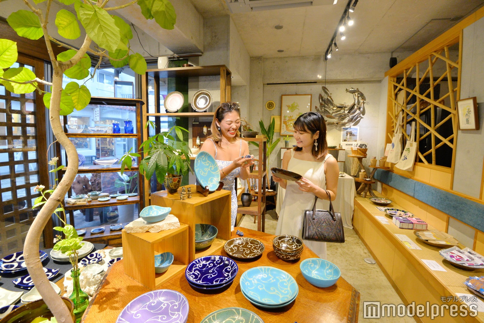 沖縄県内の様々な作り手にから仕入れた器が並ぶショップ（C）モデルプレス