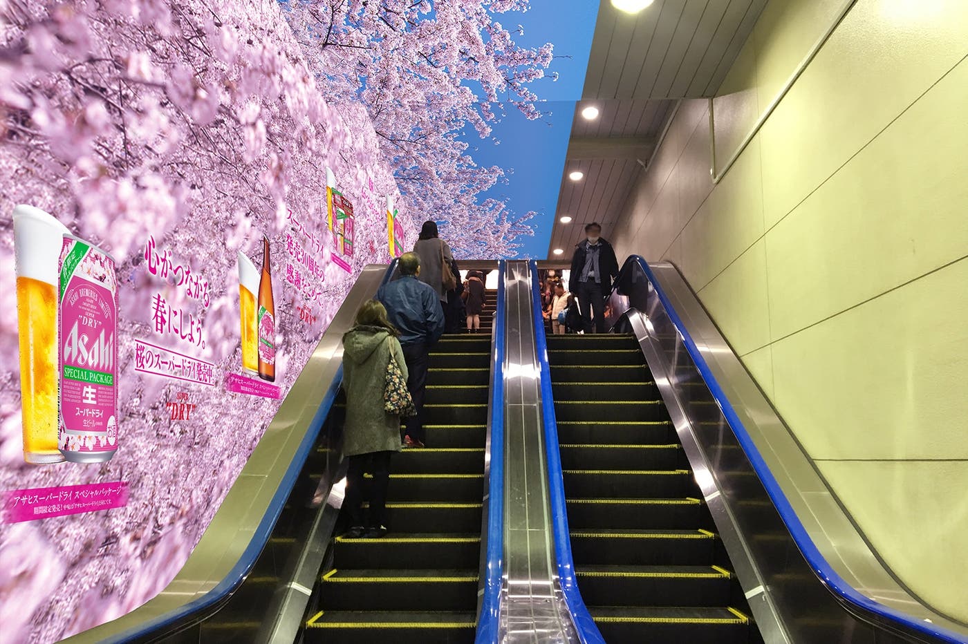エスカレーター横も一面に桜が