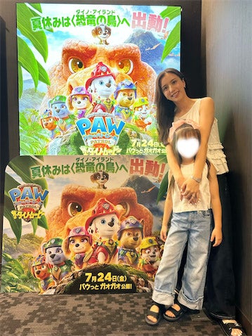 丸高愛実、7歳長女と"お揃いコーデ"で試写会へ「娘ちゃんもスタイル抜群」「親子で可愛い」