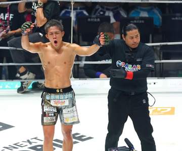 20歳、秋元強真が前王者クレベル・コイケに衝撃の完勝！判定3-0でRIZIN6連勝 打撃で圧倒、寝技の猛者にグラウンド戦に持ち込ませず完封 試合後左手骨折明かすも大みそか王座挑戦要求「ベルト取り戻せるのは僕だけ」