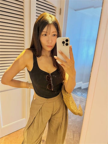 40歳"美しすぎる気象予報士"、胸元ざっくりタンクトップ姿で魅了「めっちゃお美しい」