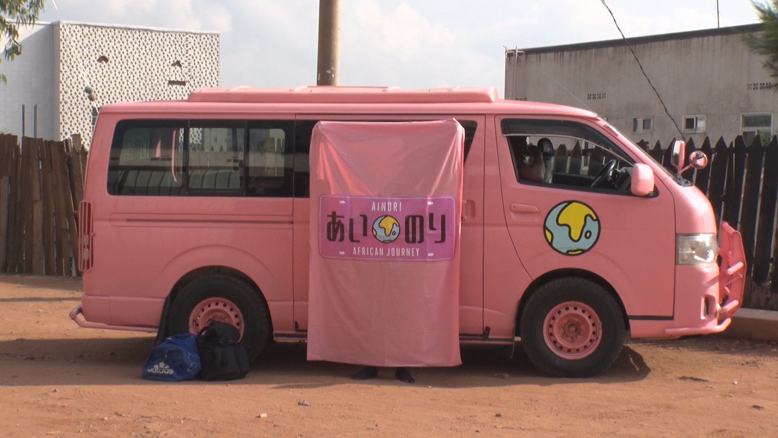 新メンバーJOYは忍者らしく身を隠して登場「あいのり：African Journey」第11話より（C）フジテレビ