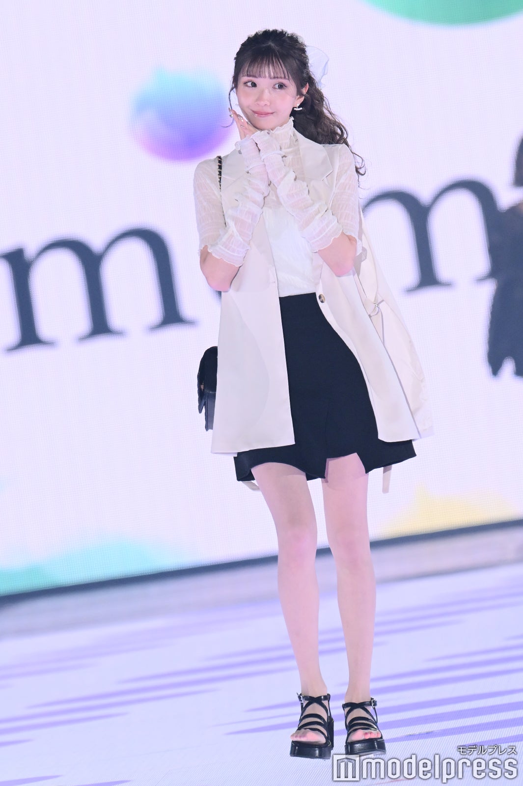 北新地No.1キャバ嬢ひめか、溢れる美バストに釘付け SEXYドレス