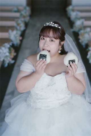カトパン似芸人、おにぎり頬張るウェディングフォト公開「私らしくお仕事頑張って米ります」