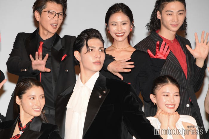 (上段左から)芝大輔、安斉星来、橘優輝(下段左から)土屋太鳳、ラウール、出口夏希(C)モデルプレス