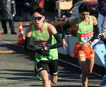 平塚中継所でヒヤリ 大東大1年生・菅崎大翔が中継所目前、残り10mで転倒 フラフラになりながらも4区へ魂のタスキ SNS反響「すごいファイト」「なんとか繋がった」