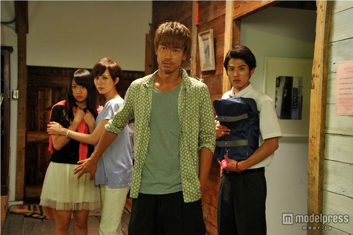 左から:木崎ゆりあ、比嘉愛未、AKIRA、堀井新太/「GTO」第3話より(C)関西テレビ