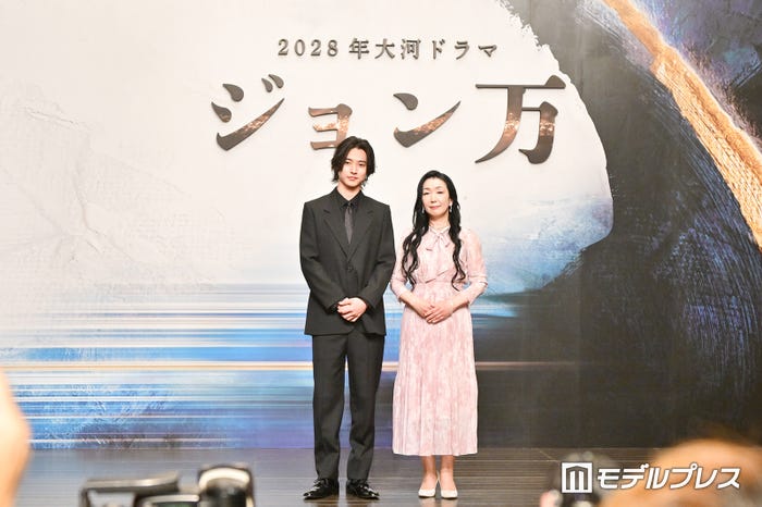 山崎賢人、藤本有紀(C)モデルプレス
