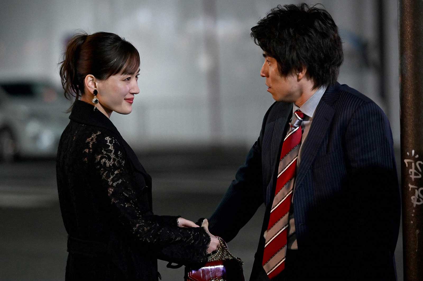 綾瀬はるか、中尾明慶「天国と地獄 ～サイコな2人～」第5話より（C）TBS