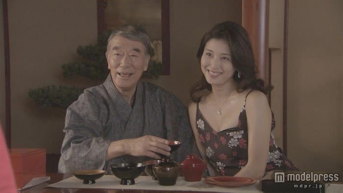 中村敦夫、橋本マナミ(C)NHK