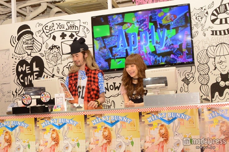 レジで接客する益若つばさ