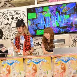 レジで接客する益若つばさ