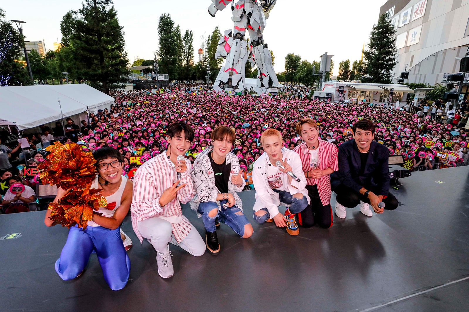 SHINee＆ひょっこりはん（画像提供：ユニバーサルミュージック）