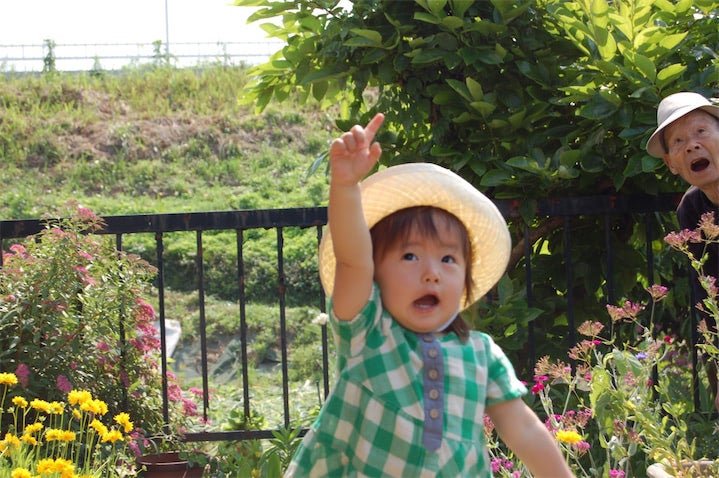 21歳虫好き女優、曾祖父との‟平和すぎる一枚”が万バズ「この世は素晴らしいと思わされる」