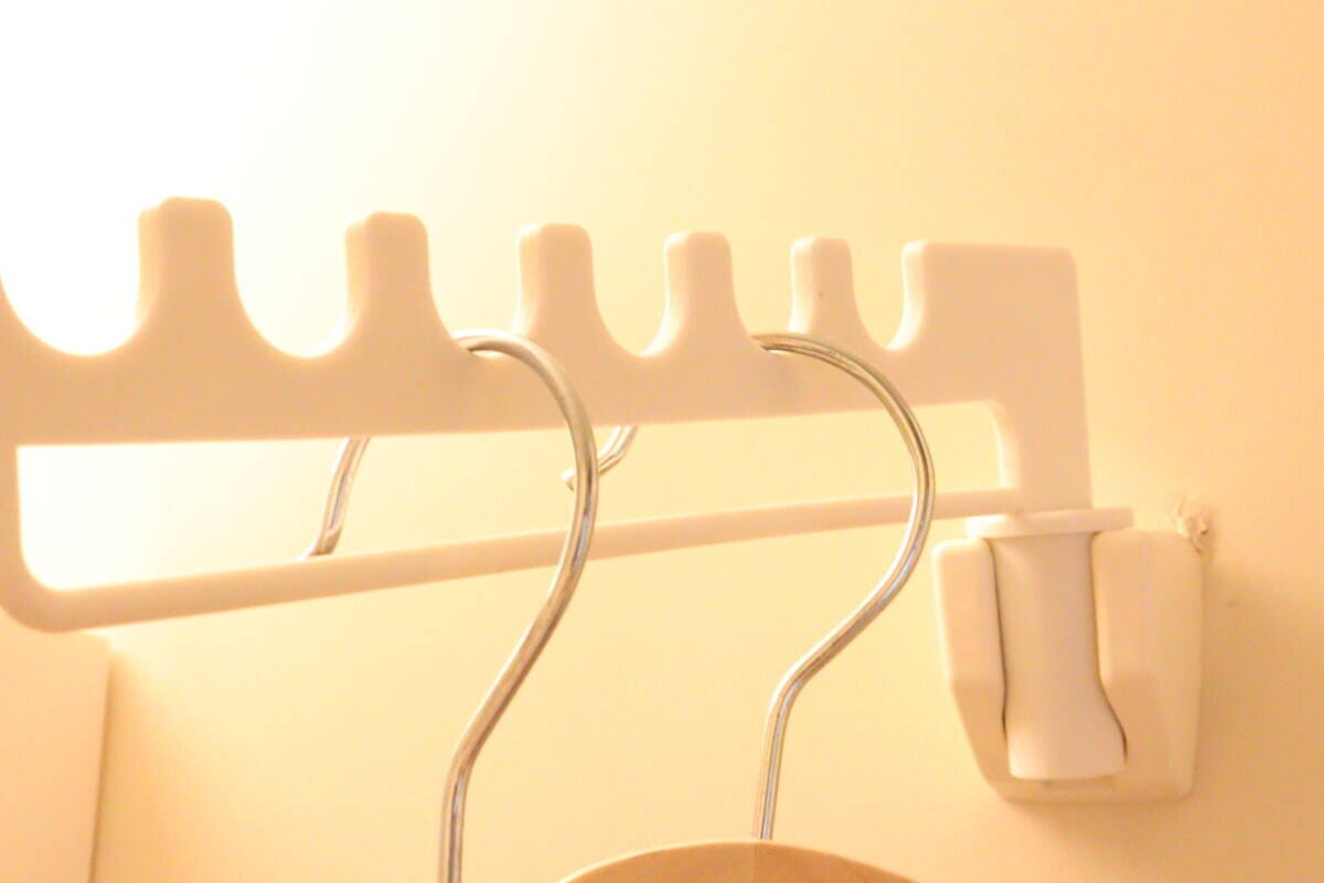 ダイソーのシャワーフック用物干しハンガー（タオル掛け付）にハンガーをかける