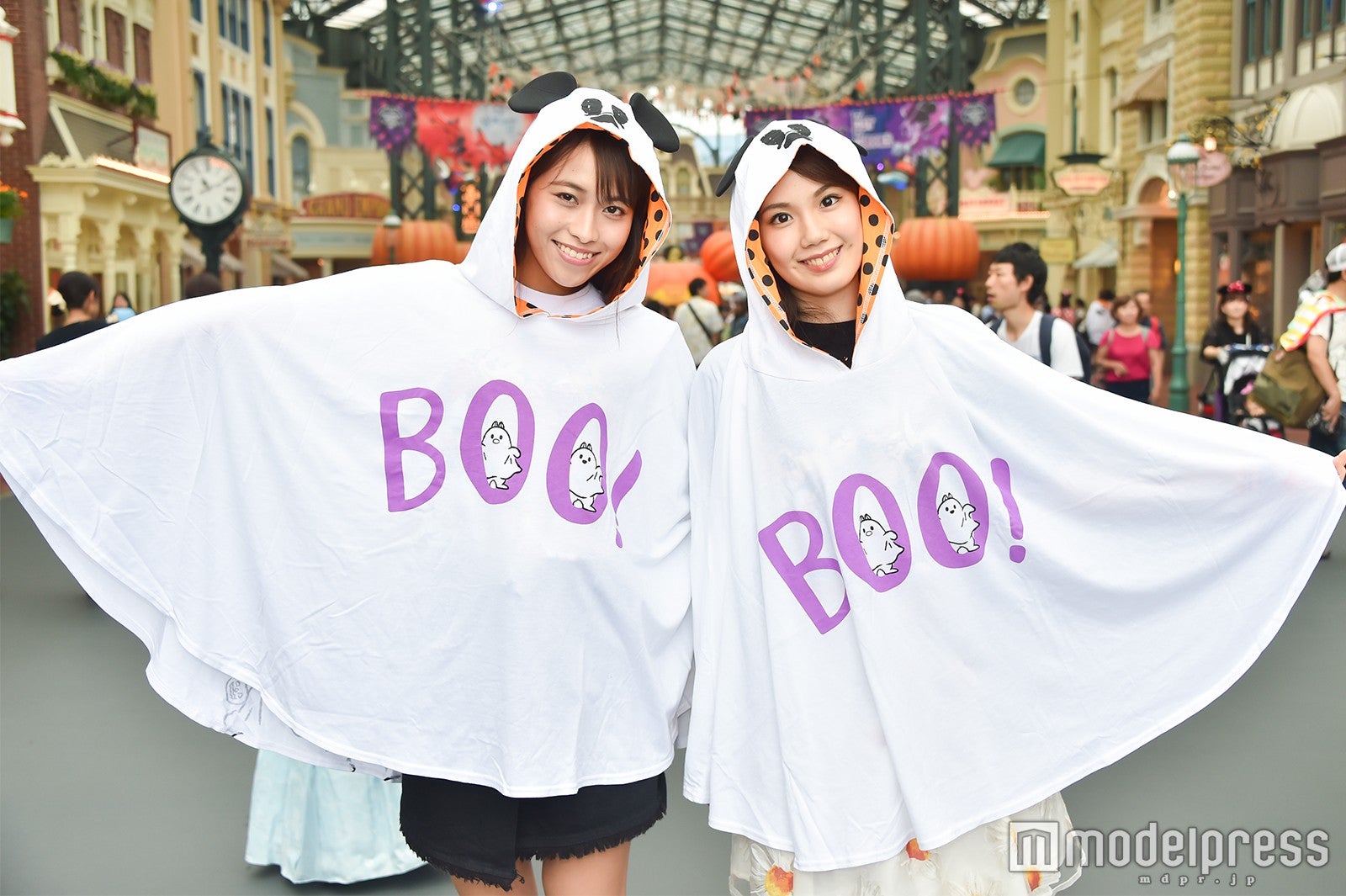 ポンチョ（¥3,900）モデル：（左から）山本沙樹、松田佳奈子（C）モデルプレス（C）Disney