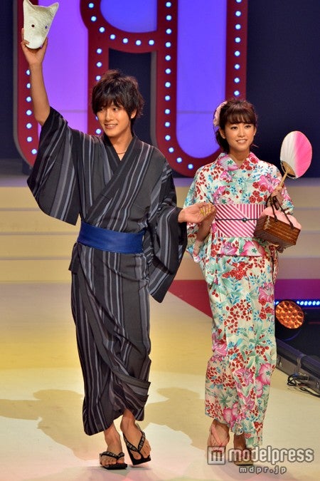 桐谷美玲、溝端淳平と浴衣姿で手つなぎ2ショット