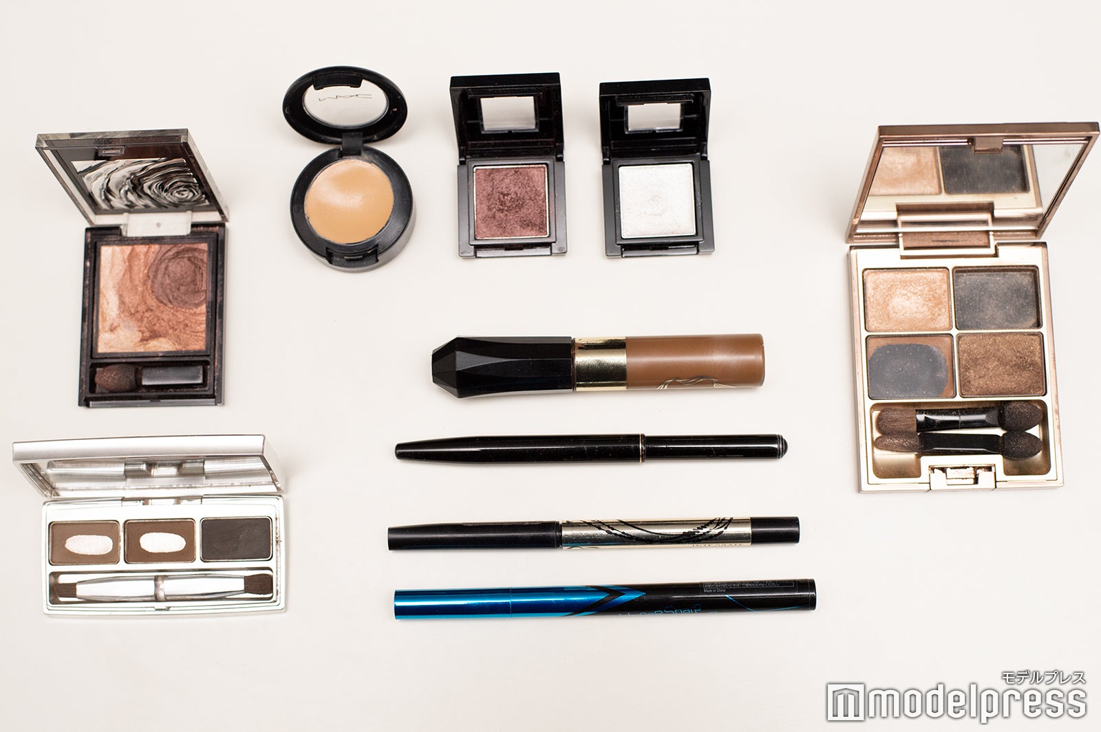 島田彩夏アナウンサーのポーチの中身は？（C）モデルプレス