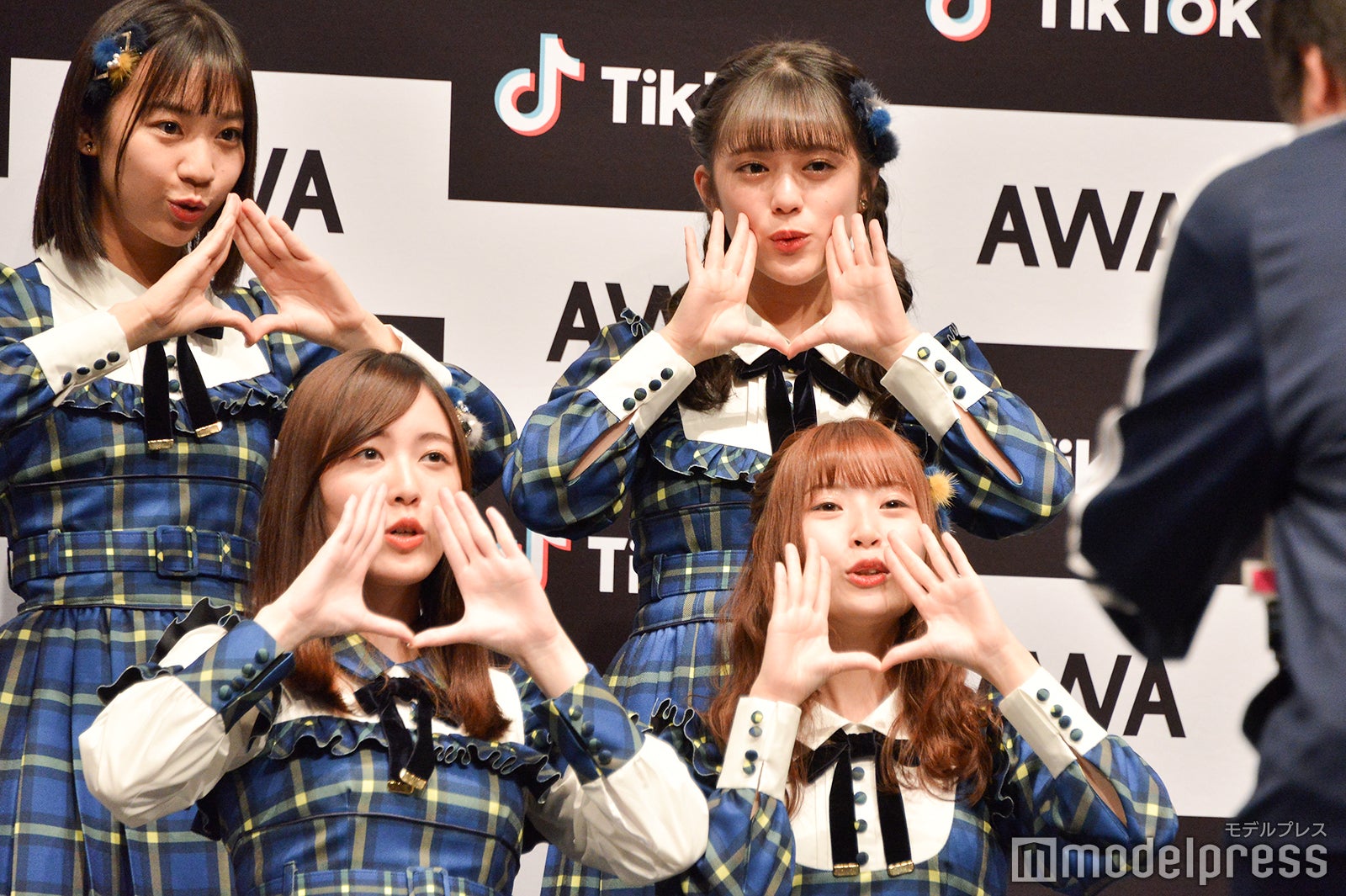 2倍遅で撮影／「あわあわダンス」を披露する（左上から時計回り）日高優月、竹内彩姫、高柳明音、松井珠理奈 （C）モデルプレス