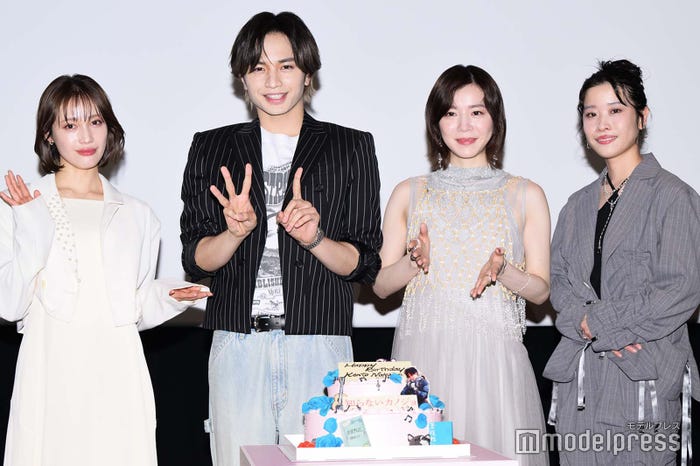 中村ゆりか、中島健人、milet、円井わん/「知らないカノジョ」大ヒット御礼舞台挨拶・サプライズケーキとの記念写真(C)モデルプレス