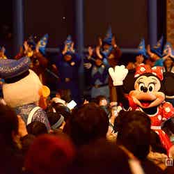 「ミッキーと魔法使いの試練」フィナーレでのキャラクターグリーティング（C）Disney