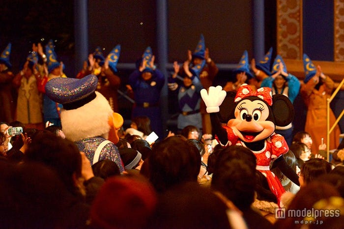 「ミッキーと魔法使いの試練」フィナーレでのキャラクターグリーティング(C)Disney
