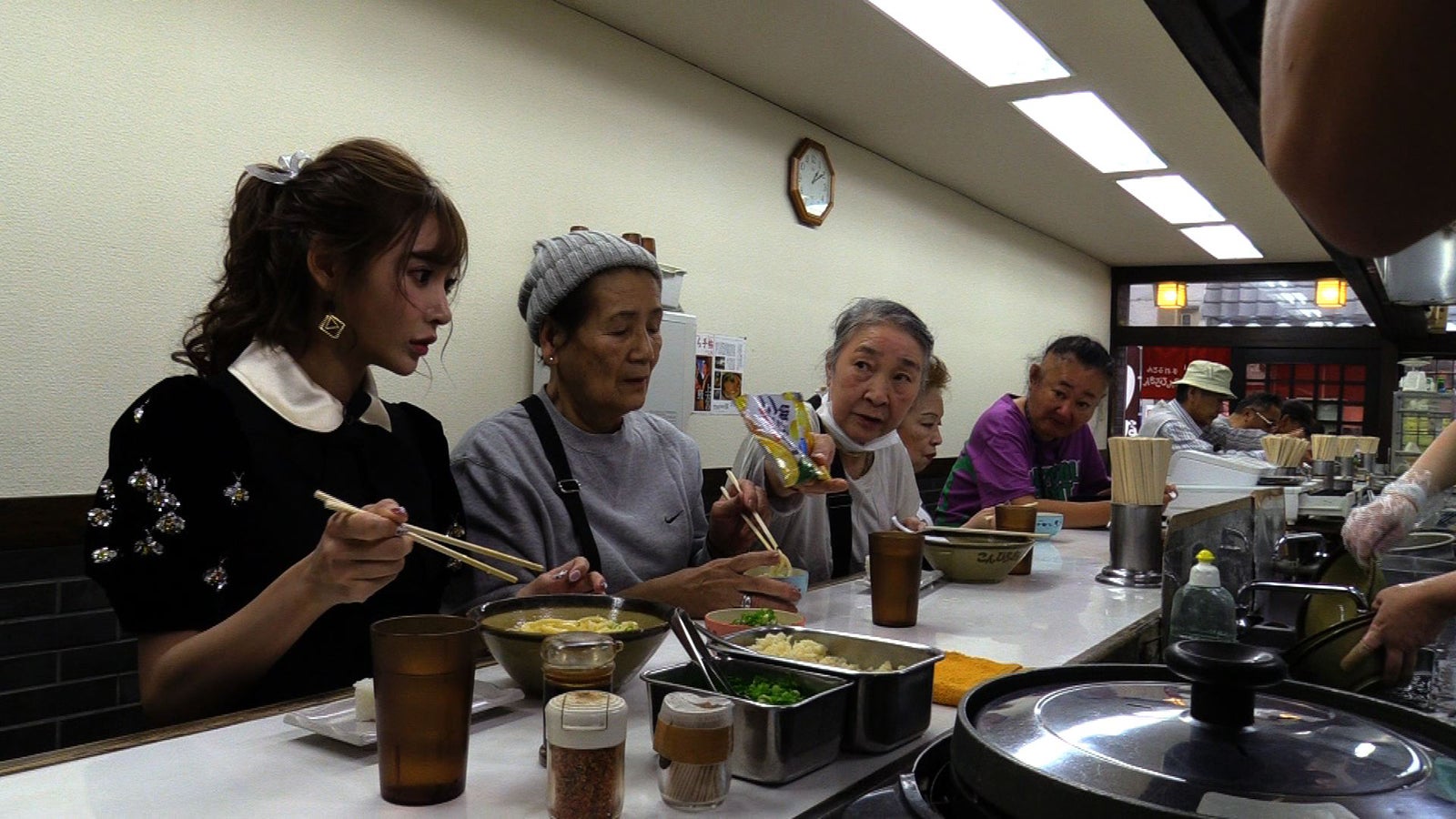明日花キララ、大阪のおばあちゃんと相席（写真提供：朝日放送テレビ）