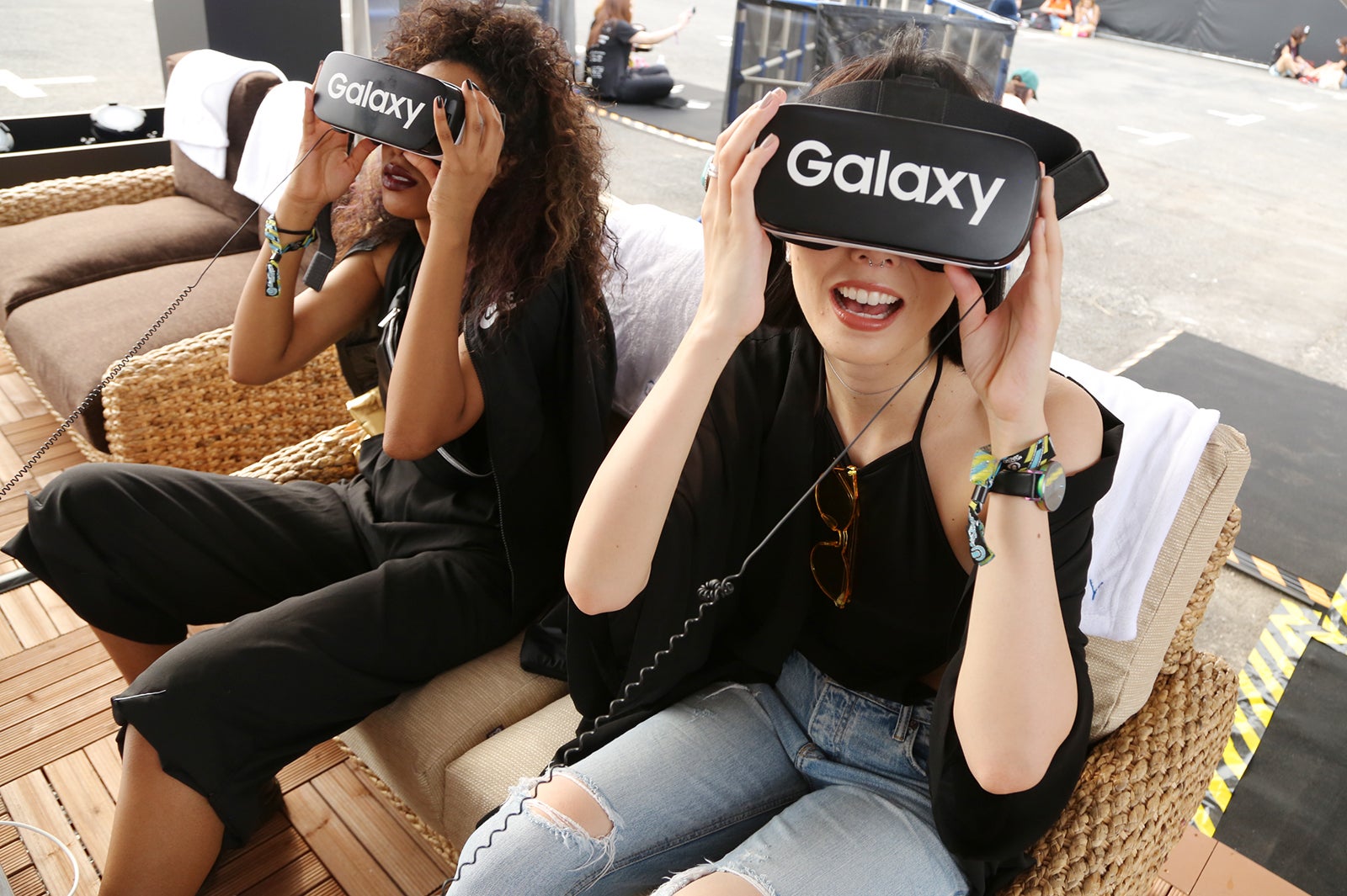 Gear VRを体験中／モデル：マリー、サマンサ麻里子