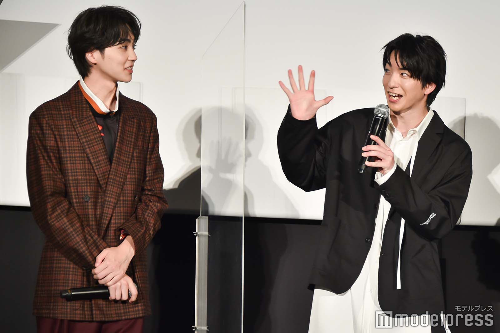 サプライズの意味を身振りを交えて説明する前田公輝、それを見る吉野北人 （C）モデルプレス