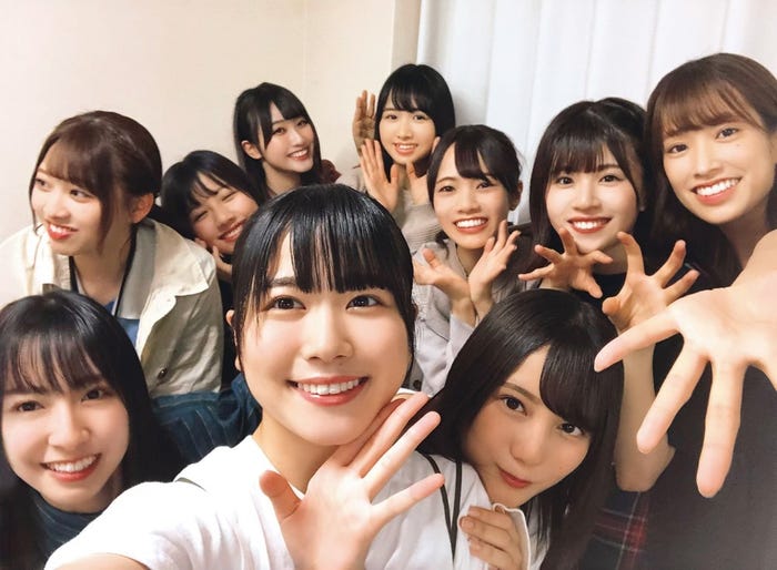 ハイテンションで写真におさまる日向坂46メンバー(撮影:丹生明里)/提供写真