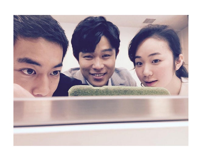 共演者との自撮りも公開／（左から）佐藤健、鈴木亮平、黒木華／『日曜劇場 天皇の料理番』公式Twitterより