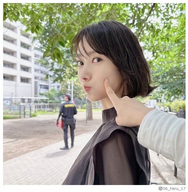 波瑠、ショートボブ姿カムバック「こっち向いてよ向井くん」ポーズが悶絶級「可愛すぎ」「透明感すごい」