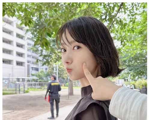 波瑠、ショートボブ姿カムバック「こっち向いてよ向井くん」ポーズが悶絶級「可愛すぎ」「透明感すごい」