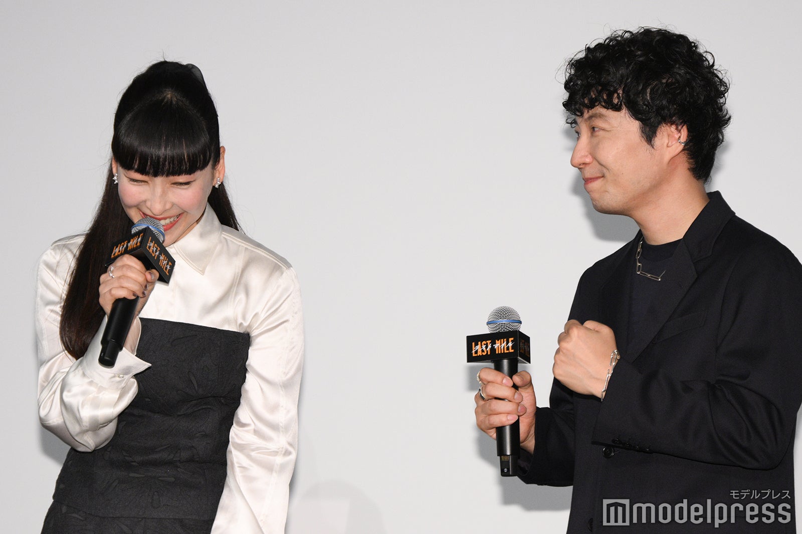 綾野剛「ラストマイル」イベントで「MIU404」伊吹サングラス着用