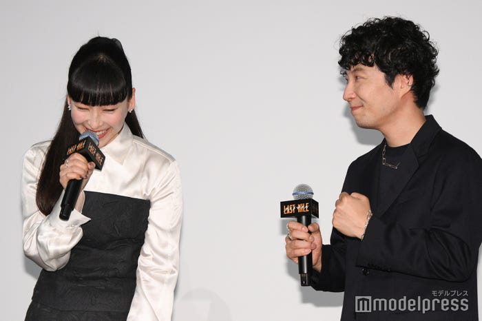 笑いが止まらなくなってしまった麻生久美子を応援する星野源(C)モデルプレス