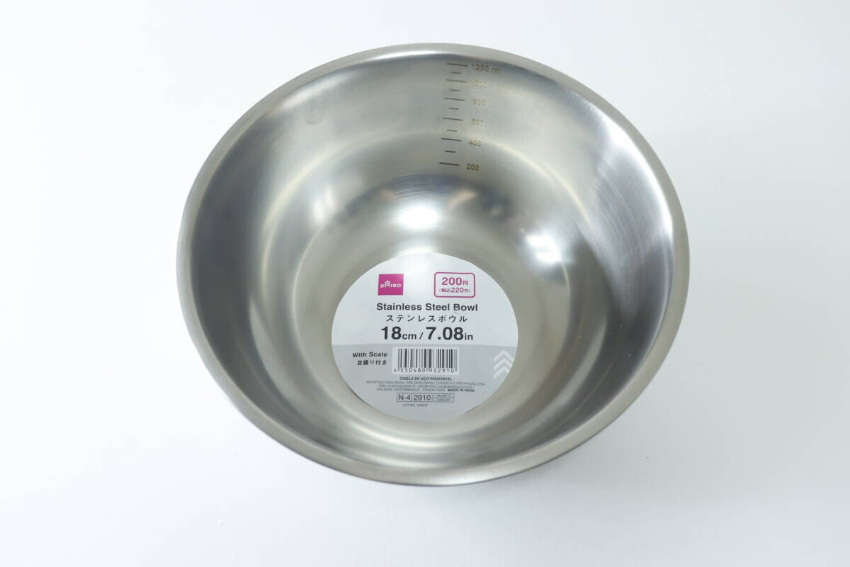 白い背景に置かれたダイソーのメモリ付きステンレスボウルと商品ラベル