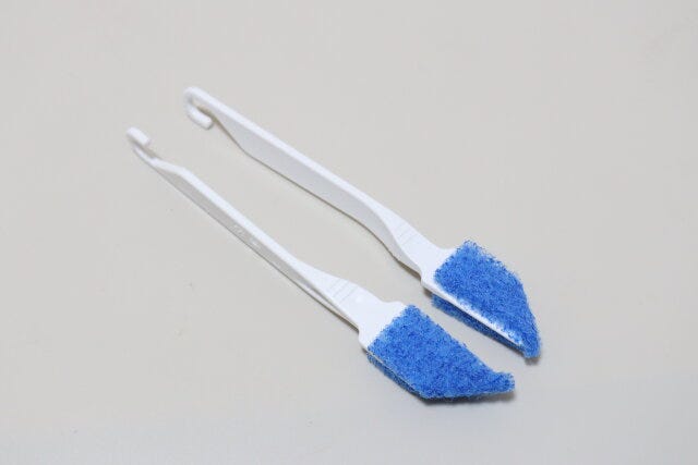 ダイソーのカビ落ちくん　防カビ剤入すき間用スティック2本入のビジュアル