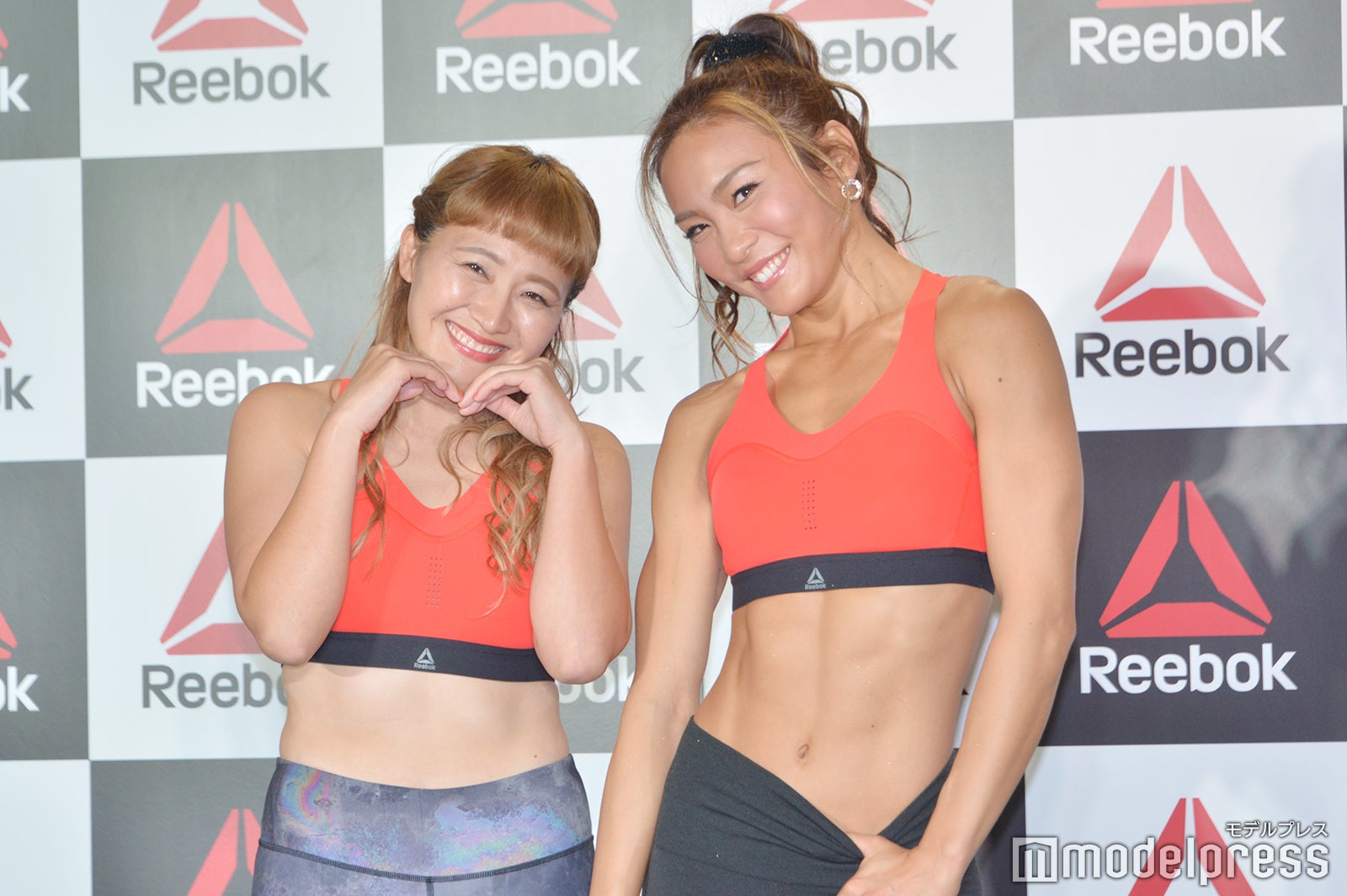 「セクシーな感じで」というお願いに応える丸山桂里奈、AYA （C）モデルプレス